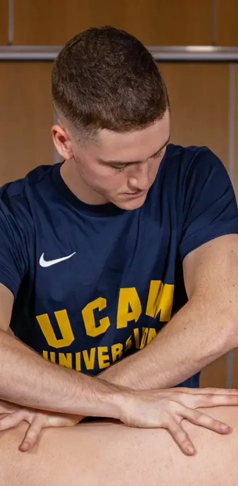 Estudiantes del Grado en Fisioterapia trabajando en sus prácticas dentro del entorno del aula de UCAM Universidad.
