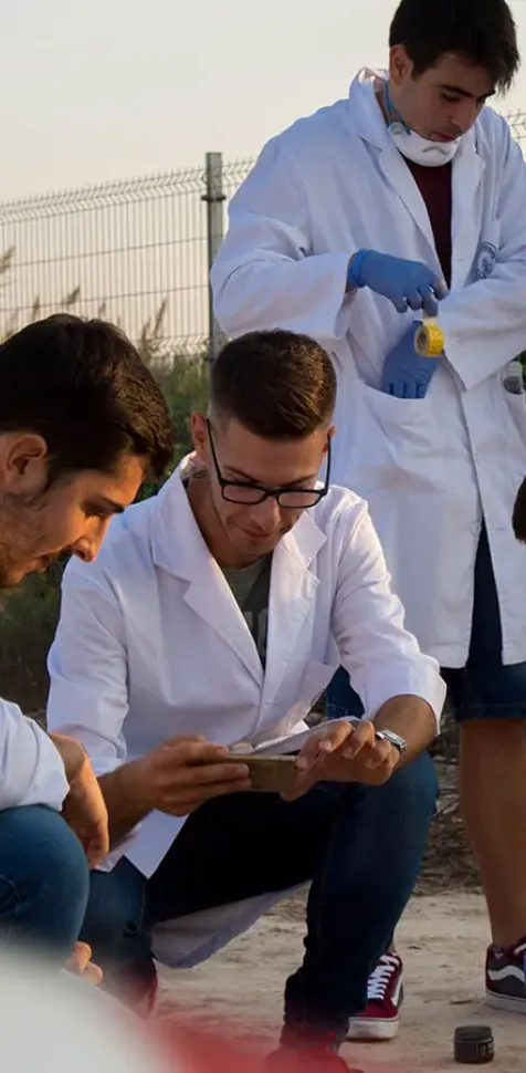 Estudiantes del Grado en Criminología de la UCAM realizan una práctica de investigación en una escena del crimen simulada en el Campus de Murcia, reflejando la formación práctica, científica y aplicada del programa semipresencial.