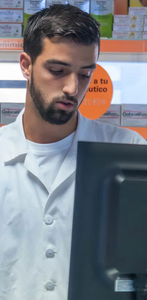 Alumna del Grado en Farmacia de la UCAM realizando prácticas en nuestra Oficina de Farmacia como parte de su formación.