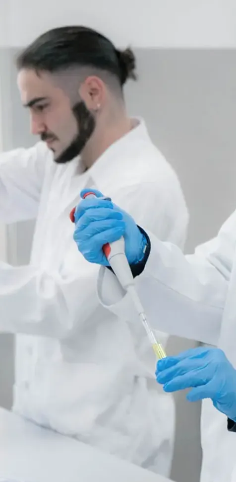 Estudiantes del grado en medicina realizando sus prácticas de laboratorio.