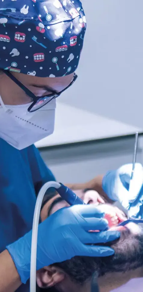 Estudiantes del grado en odontologia realizando prácticas en la clínica universitaria UCAM Dental.