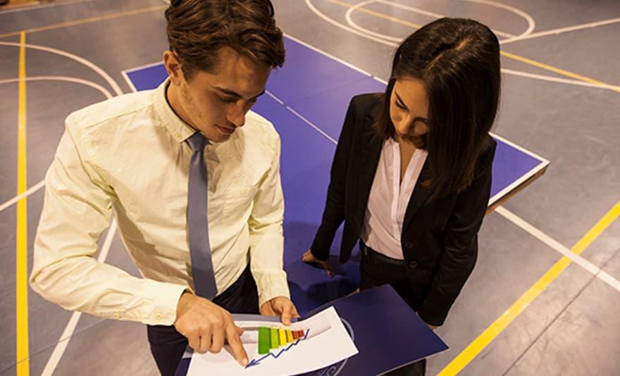 reunión de equipo en el gym ucam
