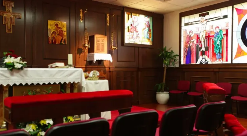 Capilla junto a Secretaría y Biblioteca, para oración y meditación, con iconos-vidrieras y Eucaristía diaria, considerada el corazón espiritual de UCAM en Murcia. Grado en Psicología