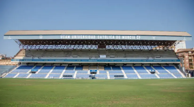 Estadio en el centro de Murcia con capacidad para 6,500 espectadores, sede del UCAM Murcia Club de Fútbol, con vestuarios, sala de prensa y oficinas. También acoge conciertos y eventos. Espacio de trabajo para los estudiantes del Grado en CAFD