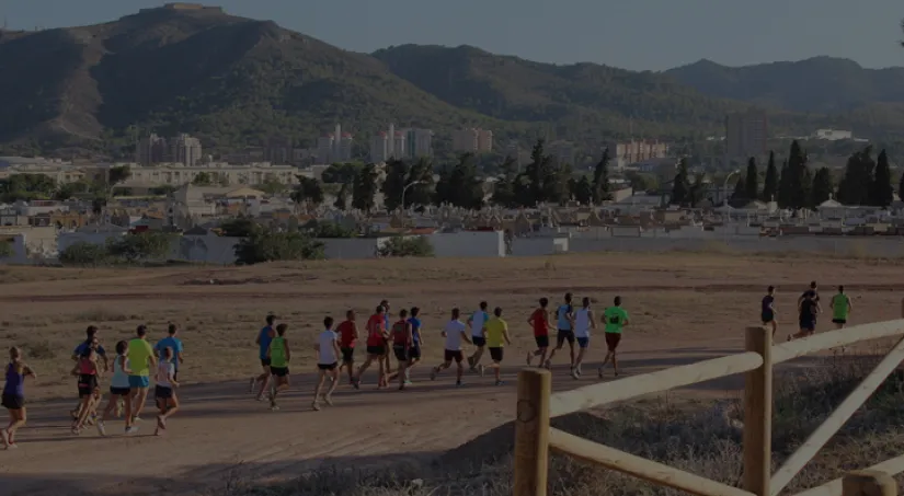 Circuito de running con señalización y áreas de entrenamiento en el Campus de Cartagena, usado por alumnos de UCAM del Grado en CAFD