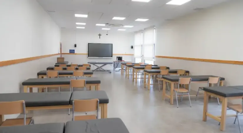 Aula de fisioterapia con camillas y equipo de rehabilitaciónen el Campus de Cartagena, usada por alumnos de Cartagena Grado en Nutrición