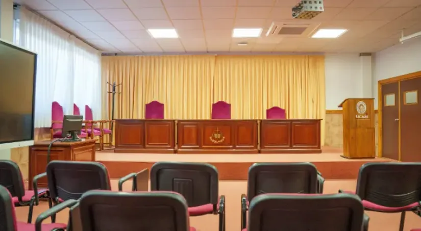 La Sala Juzgado de UCAM Universidad es un aula especializada en formación jurídica con estrados y ambiente realista para prácticas legales. Utilizada en la Facultad de Derecho, principalmente en el  