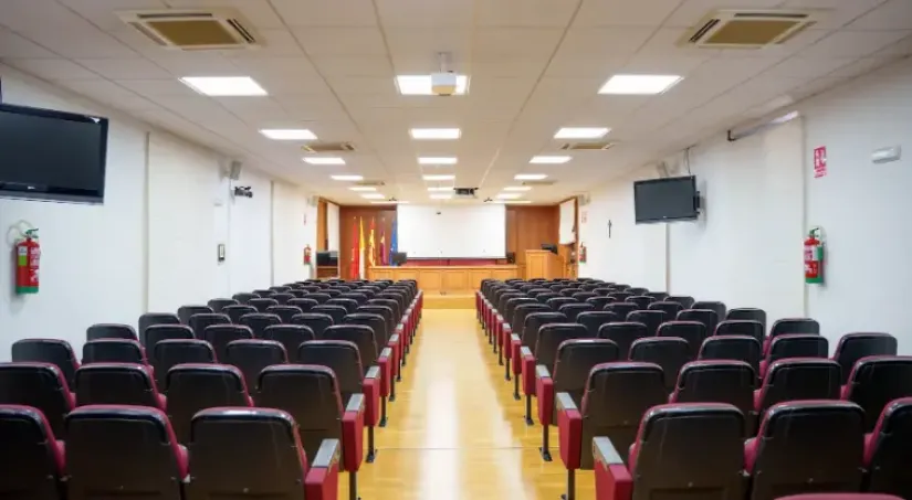 Salón de Actos con tecnología audiovisual avanzada en el Campus de Cartagena, usado para conferencias y eventos por los alumnos y personal del Grado en Psicología
