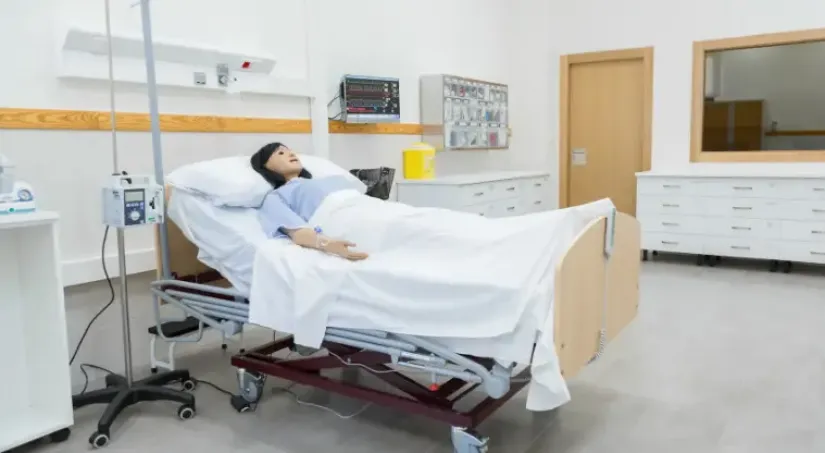 Sala de demostración para prácticas de cuidados de enfermería en Cartagena, utilizada para desarrollar habilidades técnicas en situaciones reales por los alumnos de UCAM Cartagena Grado en Enfermería