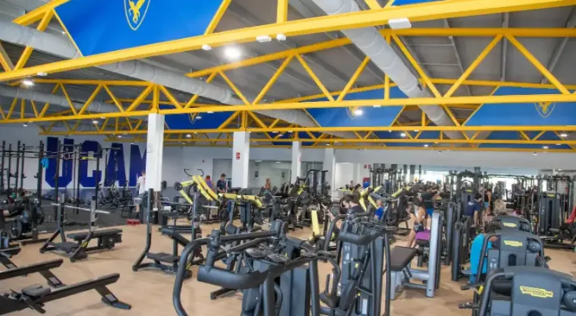 UCAM Sports Center: Gimnasio en el Campus de Murcia con tecnología Technogym y amplia oferta de actividades dirigidas y servicios. Utilizado por los alumnos del Grado en CAFD