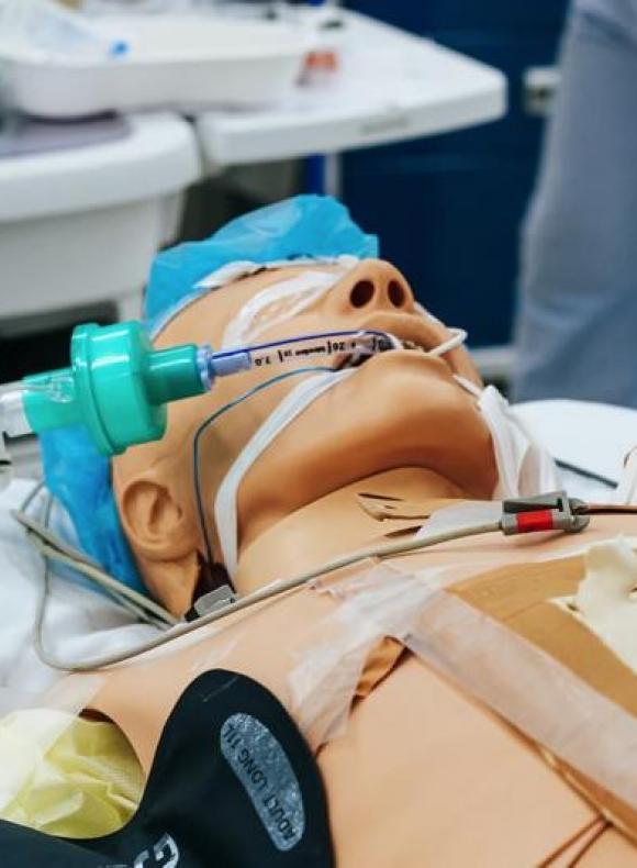 Muñeco de simulación con cableado y diferentes vendajes