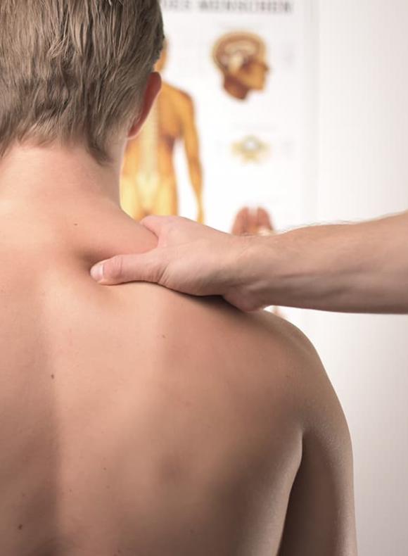 Mano masajeando una espalda 