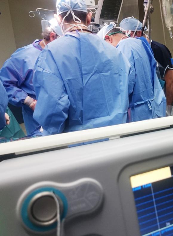 médicos operando en un quirofano