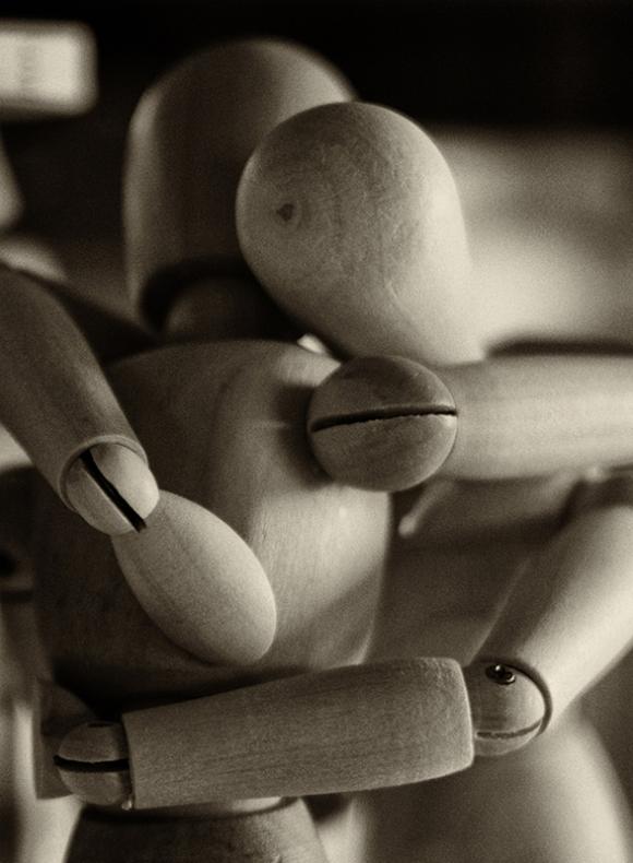 Muñecos abranzándose