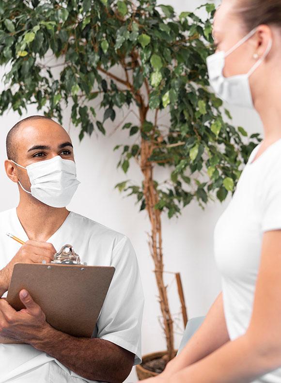 Manos sosteniendo plantas medicinales y cápsulas, simbolizando el enfoque formativo de la UCAM en Medicina Integrativa y el uso responsable de terapias complementarias para el bienestar.