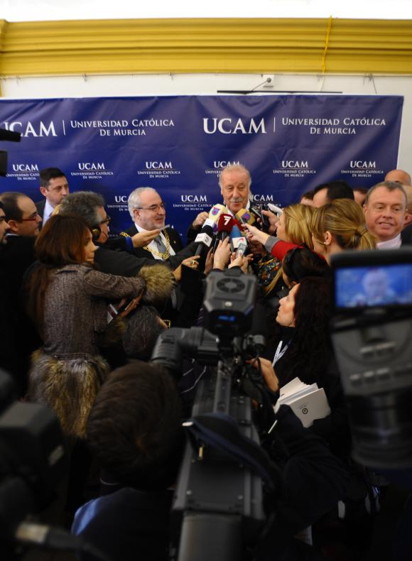 Vicente del Bosque atendiendo a los medios