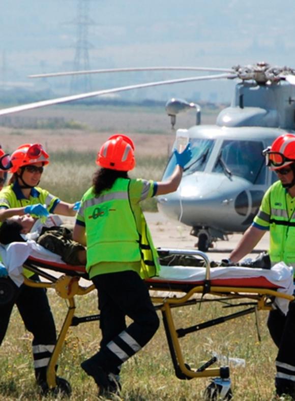 Enfermeros de urgencias rescatando una victima en helicóptero 