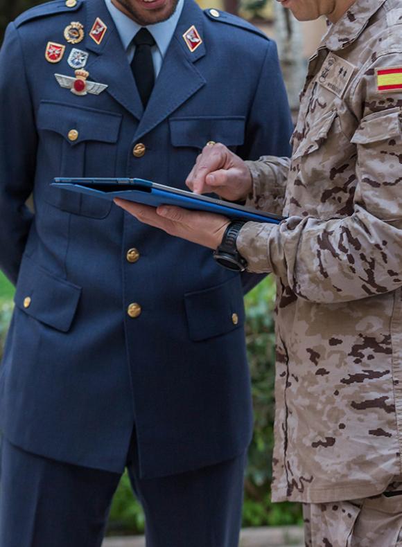 Militares con tablet