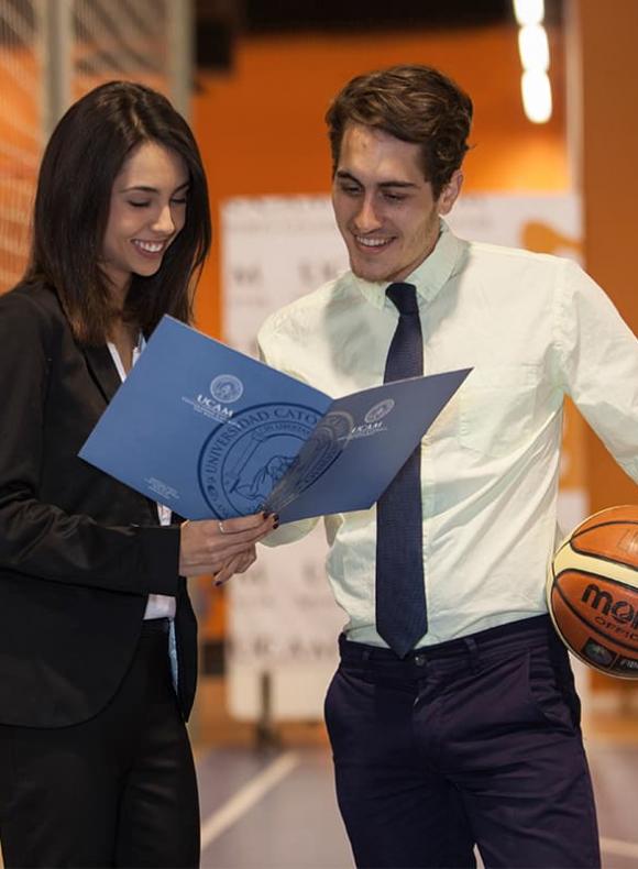 Chicos en gimnasio con carpeta UCAM