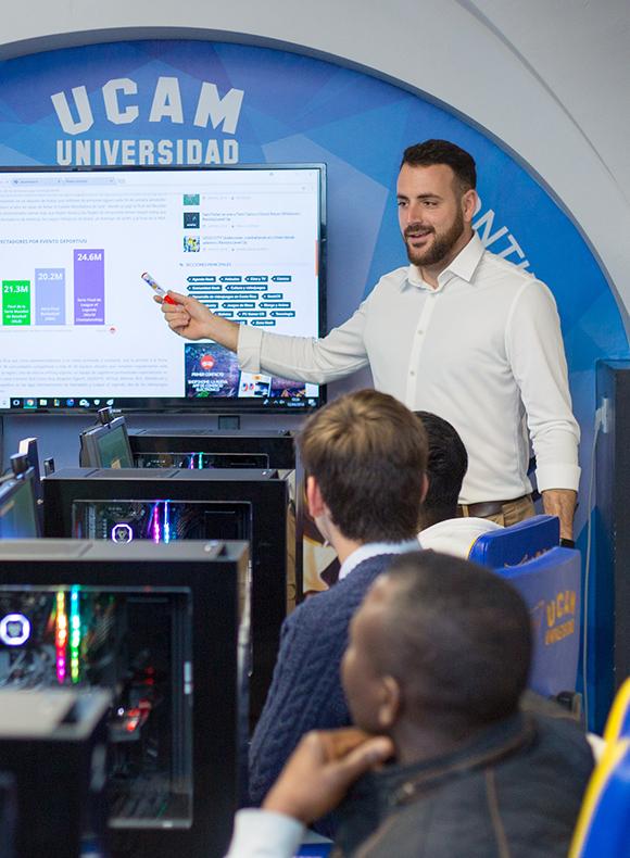 Profesor dando clase - Master del Profesorado UCAM