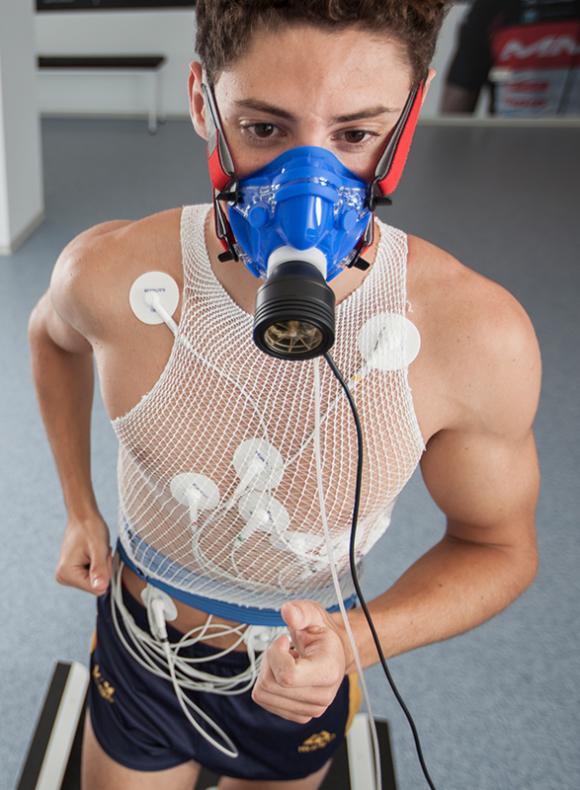 Chico con mascarilla haciendo una prueba de esfuerzo