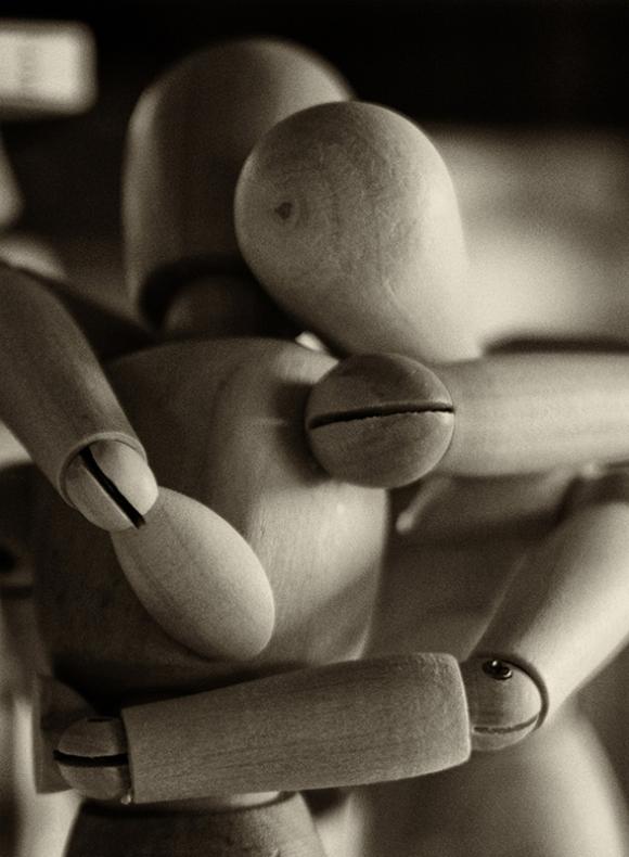 dos muñecos de madera abrazandose