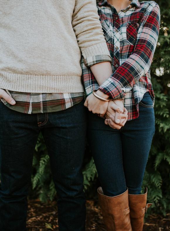 Dos personas cogiendose de la mano