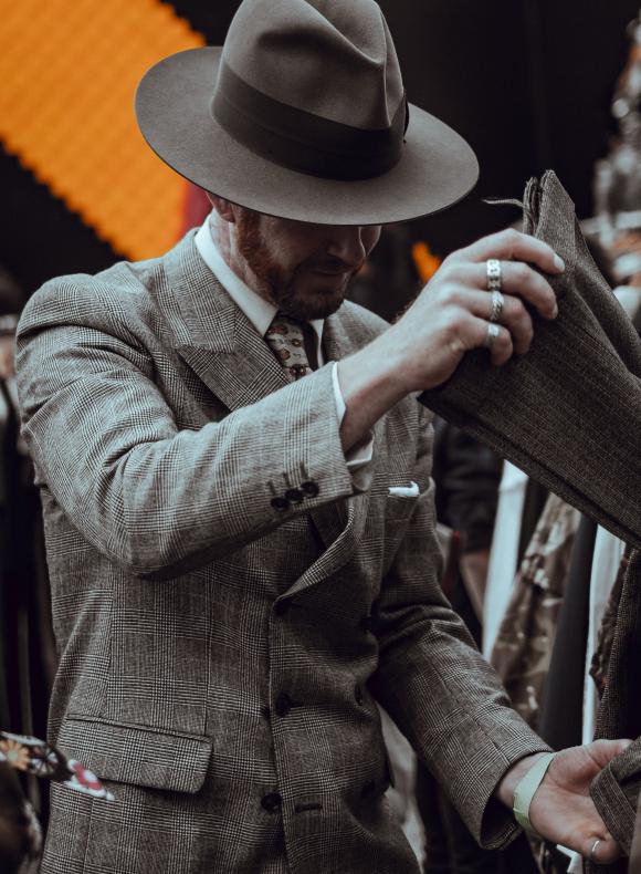 Hombre con traje comprando