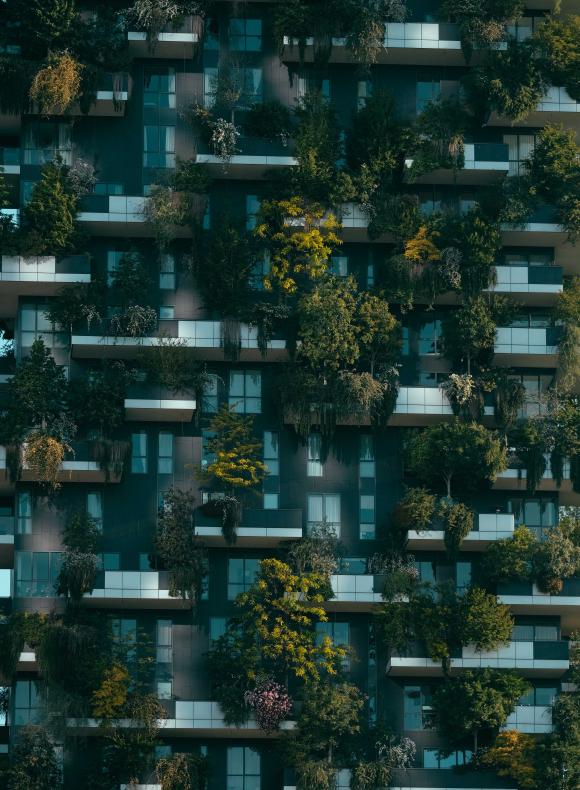Fachada de un edificio con un jardín vertical