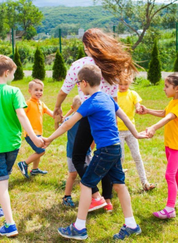 Profesora de la ucam dando una clase de Educación física