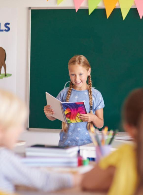 niña leyendo en una clase de francés ucam