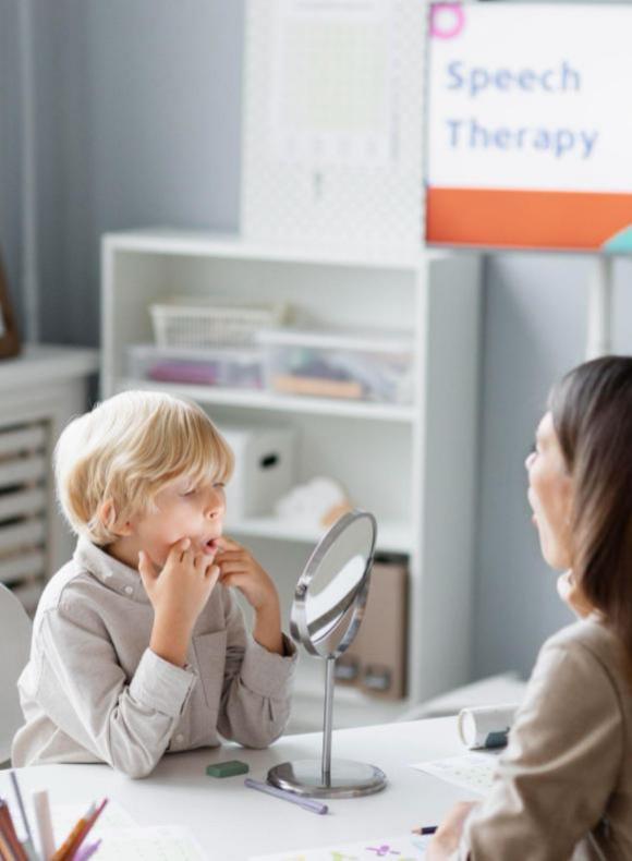 clase de un niño con un profesora de la UCA practicando las vocales