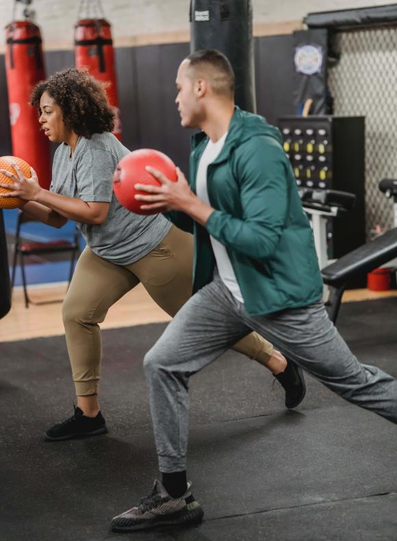 Una mujer entrenado con su preparador