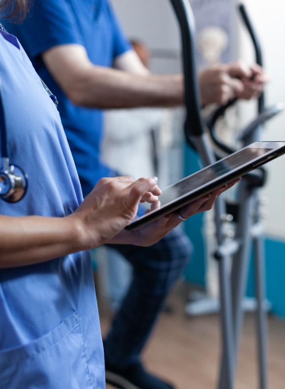 Profesional UCAM monitorizando datos de una prueba medica