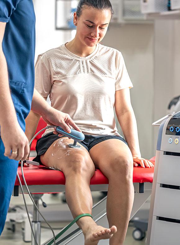 Fisioterapeuta aplicando un tratamiento dermatofuncional