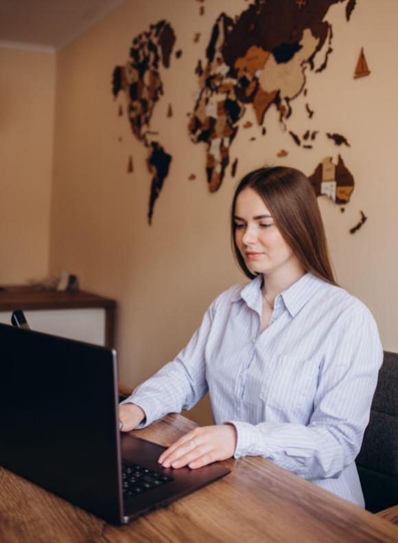 alumna ucam haciendo prácticas de traducción Automática y Posedición Profesional