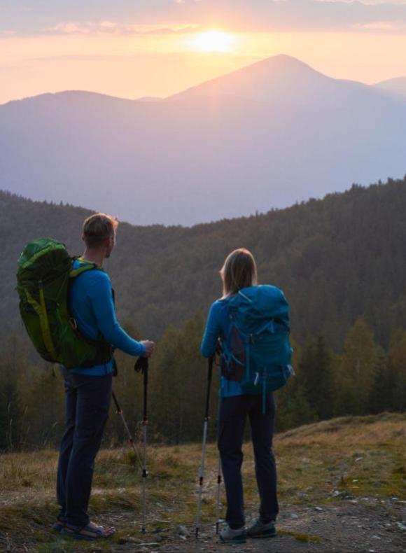 Alumnos UCAM haciendo una ruta en el monte.