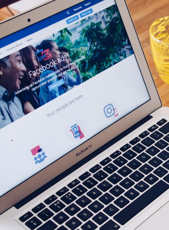 Ordenador con página de Facebook Ads