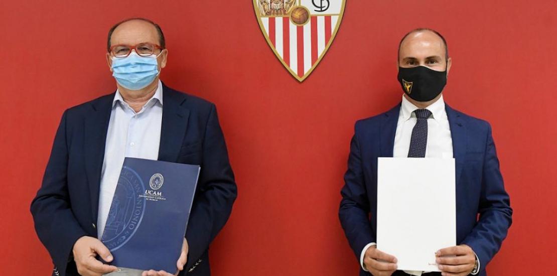 José Castro, presidente del Sevilla FC, junto a Pedro Emilio Alcaraz, director del UCAM Spanish Sports University, tras la firma del acuerdo celebrado en la capital andaluza.