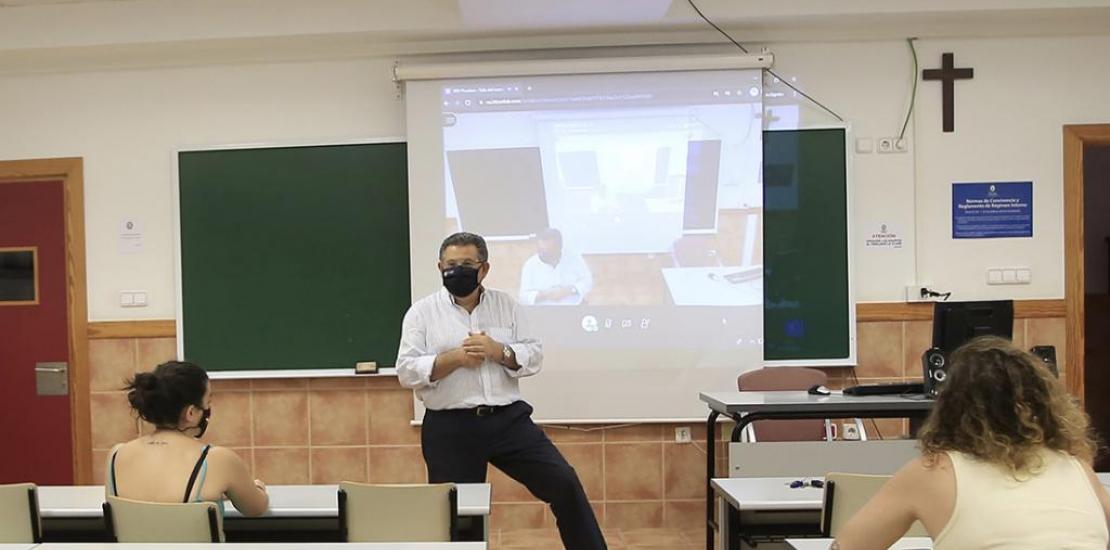 La UCAM ha instalado cámaras en todas sus aulas para que los alumnos que no puedan asistir al campus sigan las clases en tiempo real.