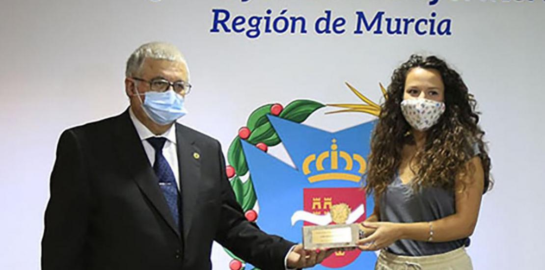 Judit Sánchez, egresada del Máster en Enfermería de Urgencias, Emergencias y Cuidados Especiales de la Universidad Católica, recibe el premio de manos de Manuel García Sánchez, presidente del Colegio de Enfermería de la Región de Murcia
