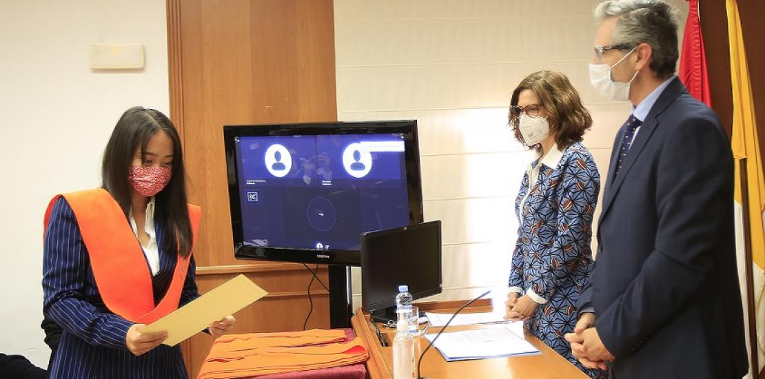 Momento de la graduación con el vicerrector de Relaciones Internacionales