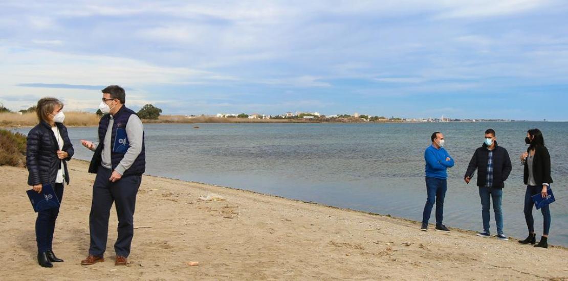 Estrella Núñez, vicerrectora de Investigación de la UCAM, y Javier Senent, investigador principal del proyecto, junto a otros miembros de su equipo, en la Playa El Carmolí, situada a escasos metros de la desembocadura de la rambla de El Albujón, una de las más importantes que confluye en el Mar Menor.