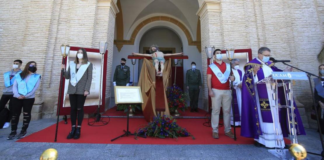 La comunidad universitaria venera la imagen del Cristo de la Salud custodiado por la UCAM en un acto previo a la Semana Santa