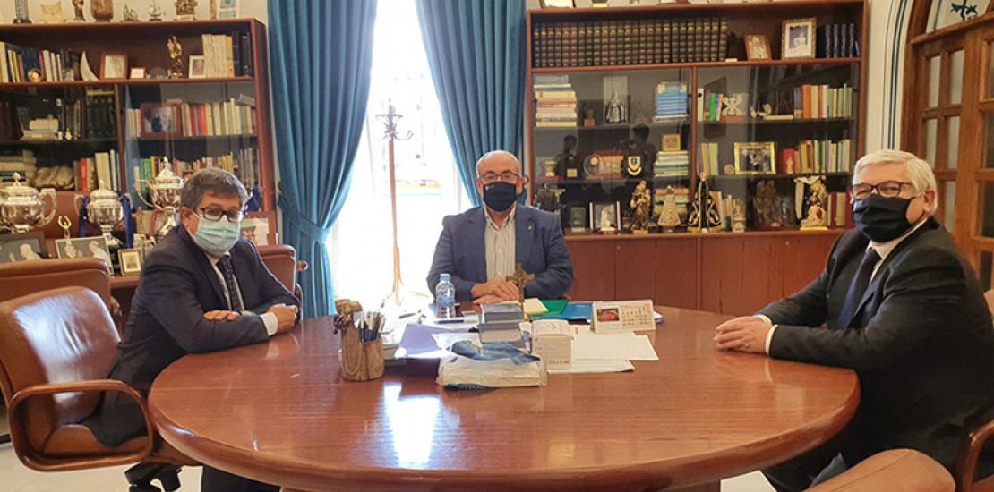 De izquierda a derecha, José Luis Terreros, director de la Agencia Española de Protección de la Salud en el Deporte, José Luis Mendoza, presidente de la UCAM, y Pedro Manonelles, presidente de la Sociedad Española de Medicina del Deporte