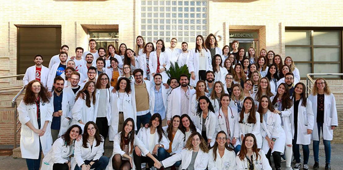 Egresados de Medicina de la UCAM delante del edificio de esta titulación (imagen de archivo, febrero 2020)