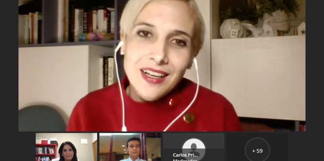 En la imagen una emprendedora detallando su modelo de negocio