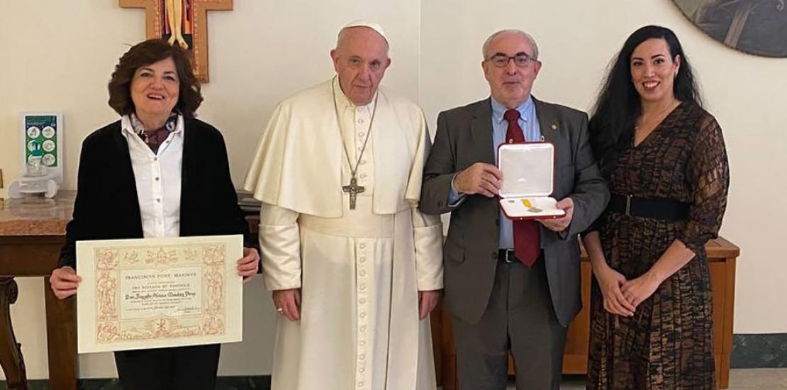 José Luis Mendoza, presidente de la UCAM, su esposa María Dolores García, y su hija María, junto a Su Santidad el Papa Francisco con la condecoración y el título de la ‘Cruz Pro Ecclesia et Pontifice’.