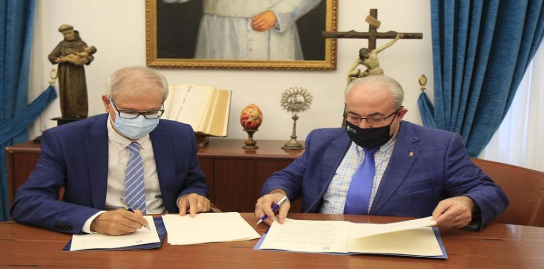 A la izquierda, el doctor Juan Madrid, y, a la derecha, el presidente de la Universidad Católica de Murcia, José Luis Mendoza.