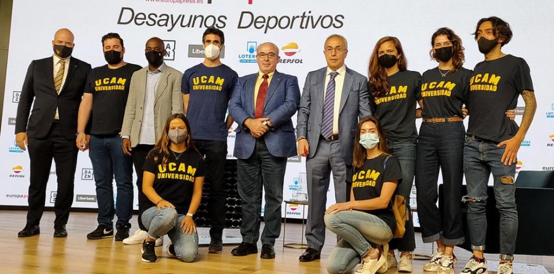 Alejandro Blanco, presidente del Comité Olímpico Español, José Luis Mendoza, presidente de la UCAM y una representación de deportistas de nuestra universidad han asistido al acto